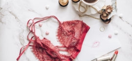 Кружевной бюстгальтер, шоколад и помада на Flatlay Photography,
