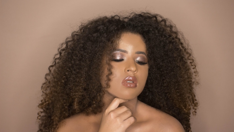 How to Feminize Your Face with Makeup: Tips and Tricks from a Professional Artist 1 woman face close-up photography