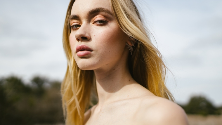 Comment booster votre confiance en vous avec un visage féminin 1 femme aux seins nus avec des cheveux blonds