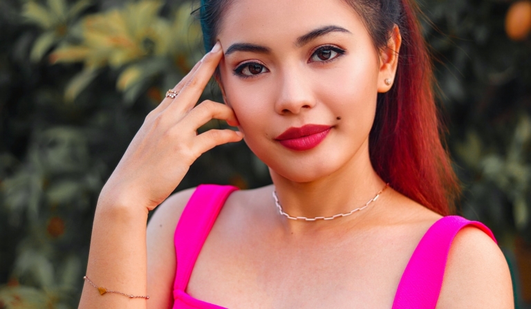 How to make a masculine face look feminine