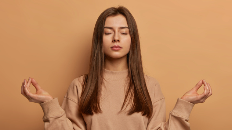 Come controllare le tue emozioni come donna? 1 primo piano giovane donna attraente e carismatica isolata