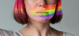portrait femme avec symbole lgbt