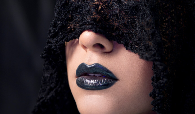 Das Rätselhafte enthüllen: Prominente und die dunkle weibliche Energie