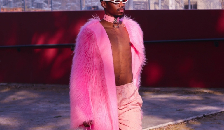 Frau mit rosa Schal und weißem Langarmhemd