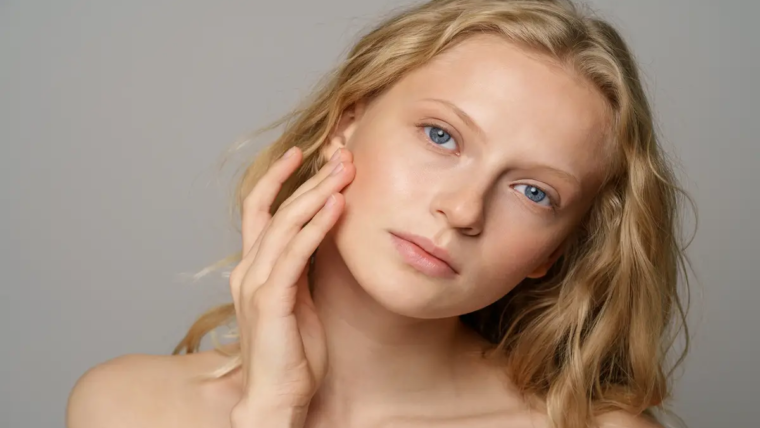 Predictions for Aesthetic Trends in 2025: A Return to Looking Natural 1 no make up