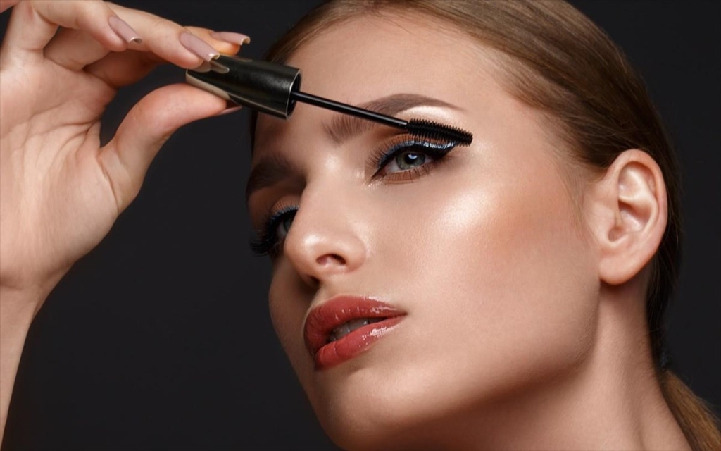 The Most Common Makeup Tricks and Tips Used by Trans Women: Beyond the Feminine Face 1 bilden